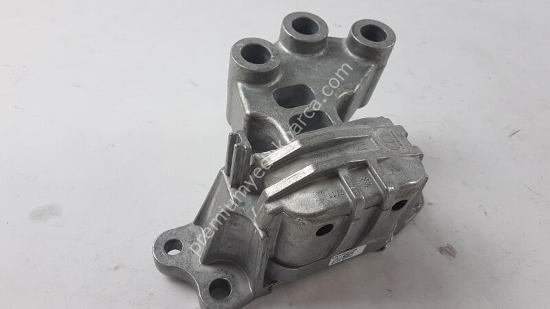 52066940 - tutucu, motor montajı